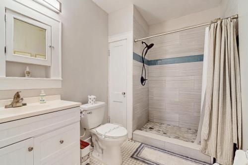 Et badeværelse på Spacious duplex with private balcony, washer & dryer, and WiFI