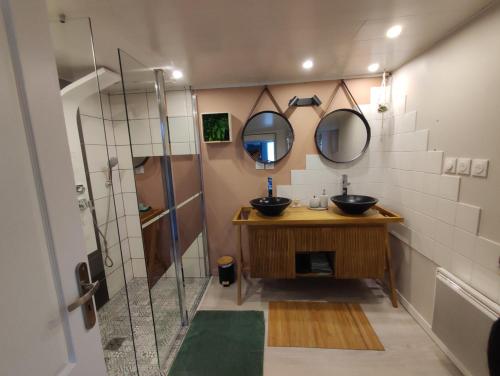 a bathroom with two sinks and a shower at Charmante maison alsacienne, sauna et jardin in Châtenois