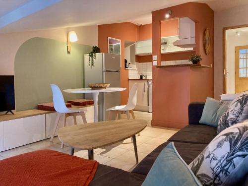 un salon et une cuisine avec un canapé et une table dans l'établissement L'Escale médiévale, à Carcassonne