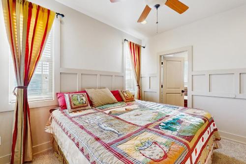 Postel nebo postele na pokoji v ubytování Bear Shore Retreat