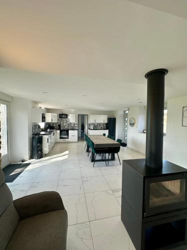 - un salon avec une cheminée et une table dans l'établissement Gîte près du Mont Saint Michel 8 à 10 pers, à Saint-Senier-de-Beuvron