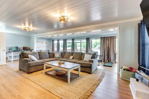 Posezení v ubytování Pet-Friendly Paradise with Private Dock in Lexington