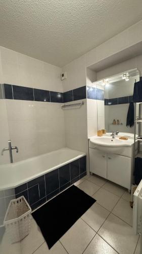une salle de bain avec une baignoire et un lavabo dans l'établissement Logement de la Daurade, à Toulouse