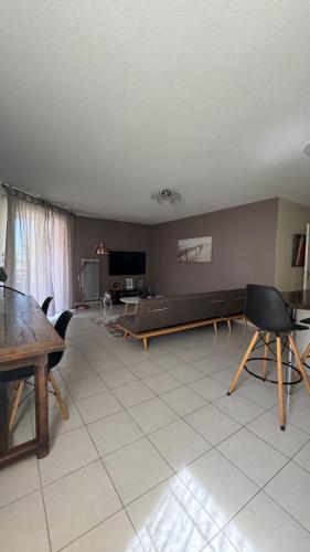 un salon avec un canapé et une table dans l'établissement Logement de la Daurade, à Toulouse