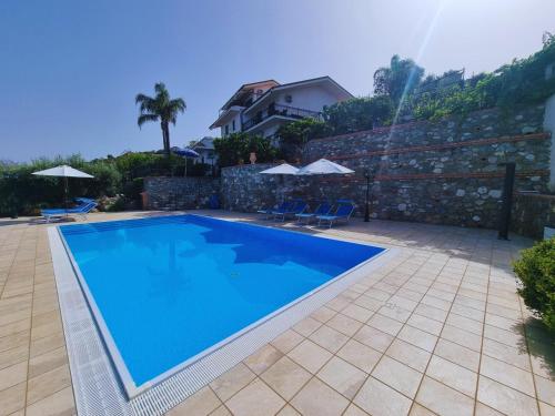 Bazén v ubytování Incredible sea view with free pool nebo v jeho okolí