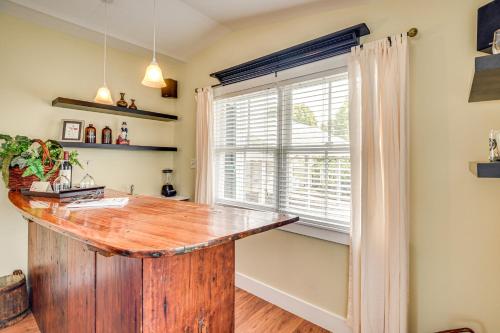 Φωτογραφία από το άλμπουμ του 1 Block to Crescent Lake Charming Home with Porch! σε Crescent City