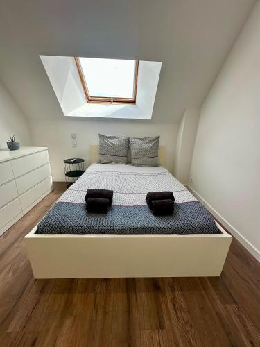 une chambre avec un grand lit dans un grenier dans l'établissement Gîte près du Mont Saint Michel 8 à 10 pers, à Saint-Senier-de-Beuvron