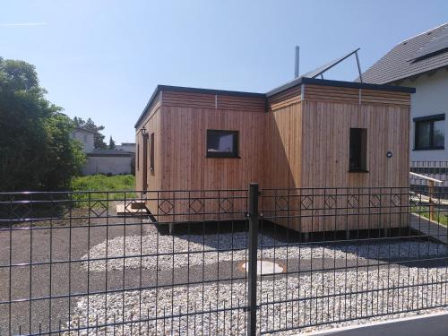 a tiny house is shown behind a fence at Villa Mara in Perchtoldsdorf