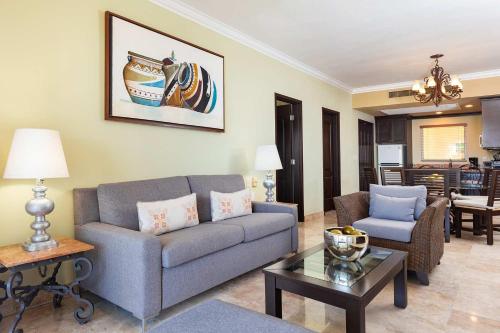 una sala de estar con un sofá y una mesa en 2BD Standard Suite Villa del Palmar Flamingos, en Nuevo Vallarta 