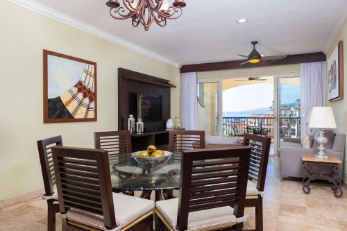 comedor con mesa y sillas con vistas en 2BD Standard Suite Villa del Palmar Flamingos, en Nuevo Vallarta 