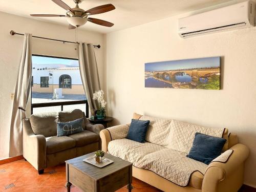 Χώρος καθιστικού στο Mexican Ambience Townhome with Pool #01