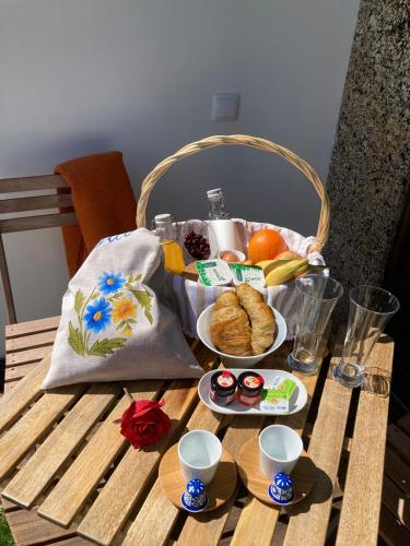 Una mesa de picnic con una cesta de comida encima. en Casinhas da Póvoa- Turismo Natureza, en Castelo de Vide