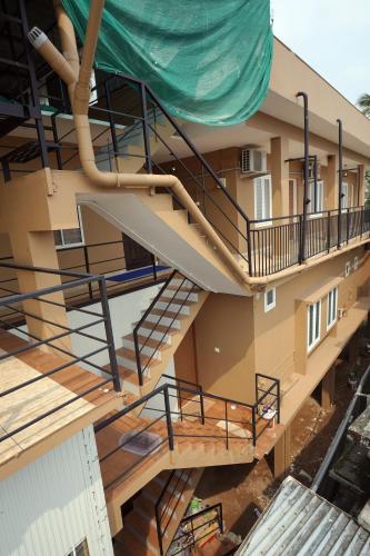 MūvattupulaにあるPalathinkal roomsの階段とパイプのある建物の上空からの眺め