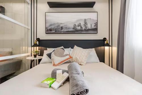 Ένα ή περισσότερα κρεβάτια σε δωμάτιο στο Modern Minimalist Studio with Balcony & Sunset View