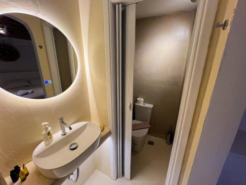 Ένα μπάνιο στο Kamara Residence & Suites