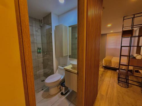 Un baño con inodoro, lavabo y ducha. en Modern Loft in 85st near Andino, en Bogotá
