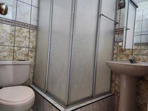 ein Badezimmer mit Toilette und Waschbecken in der Unterkunft Departamento en la Soledad-Huaraz in Huaraz