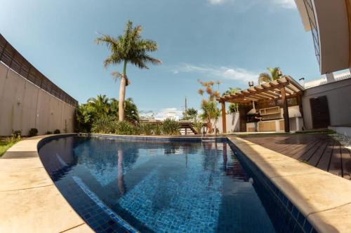 a swimming pool in front of a house at Casa deslumbrante, com vista para o mar in Camboriú