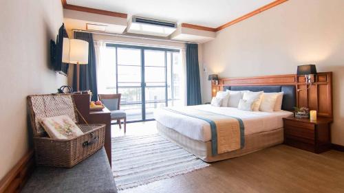 Postel nebo postele na pokoji v ubytování Tohsang Heritage Ubon Ratchathani Hotel