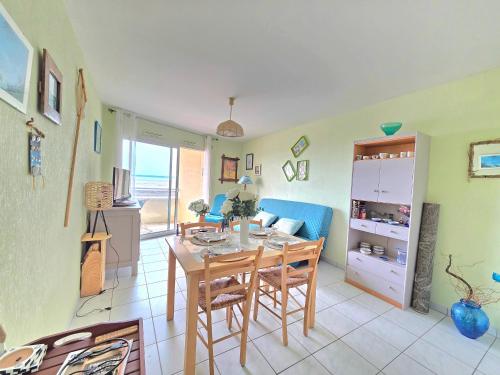 une cuisine et une salle à manger avec une table et des chaises dans l'établissement Appartement 2 pièces face mer, balcon, 50m plage, proche centre et commerces - Saint-Brévin - FR-1-364-141, à Saint-Brévin-les-Pins