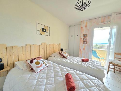 - 2 lits dans une chambre avec vue sur l'océan dans l'établissement Appartement 2 pièces face mer, balcon, 50m plage, proche centre et commerces - Saint-Brévin - FR-1-364-141, à Saint-Brévin-les-Pins