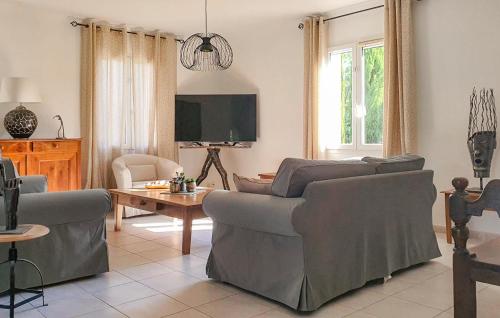 un salon avec deux canapés et une télévision dans l'établissement 3 Bedroom Nice Home In Sanilhac-Sagries, à Sanilhac-et-Sagriès