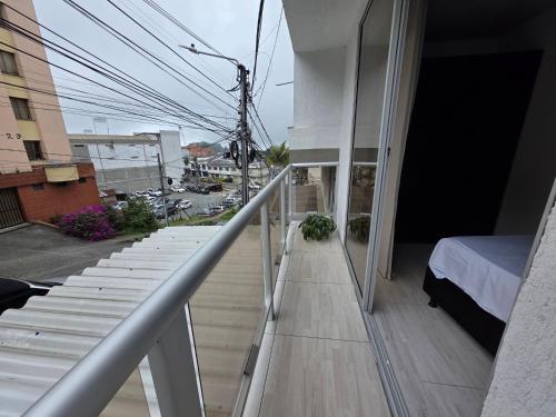 Un balcón con escaleras y una cama en un edificio. en Apartaestudio6 sector Cable Estadio, en Manizales