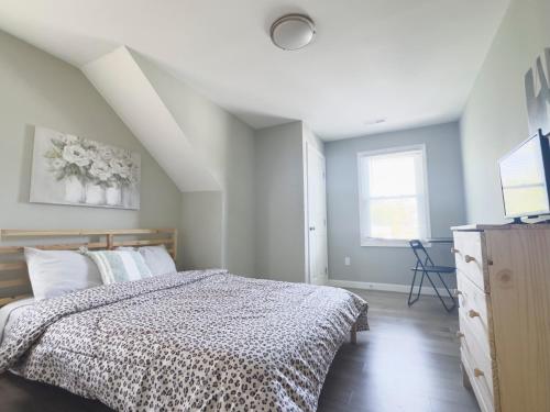 a bedroom with a bed and a window at Guest House Baltimore County Parkville in Parkville