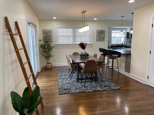 ein Esszimmer und eine Küche mit Tisch und Stühlen in der Unterkunft Beautiful 3b2ba home near MGM and National Harbor in Fort Washington