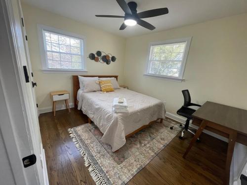 ein Schlafzimmer mit einem Bett und einem Deckenventilator in der Unterkunft Beautiful 3b2ba home near MGM and National Harbor in Fort Washington