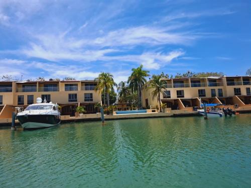 Isla de BaruにあるExclusive Loft in Barú, access by sea and landの建物前の水上船