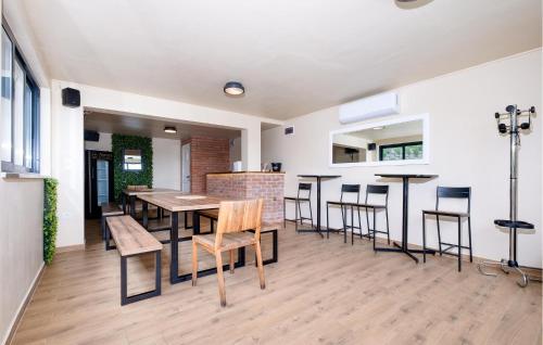a dining room with a table and some chairs at Nice Home In Zadrkovec With Wifi in Zadrkovec