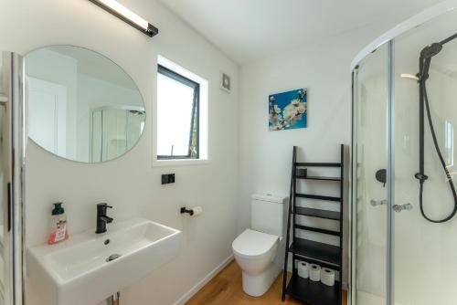 Bilik mandi di Te Whau Retreat - Guest House - Be My Guest Waiheke