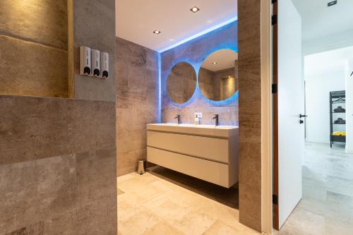 Et badeværelse på Luxe Penthouse met zeezicht en directe toegang tot zwembad en strand op Mambo Beach