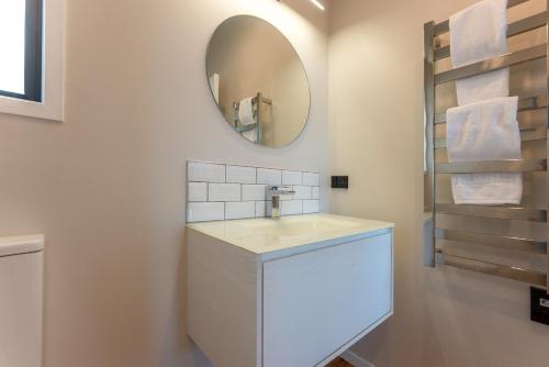 Ένα μπάνιο στο Te Whau Retreat - The Cottage - Be My Guest Waiheke