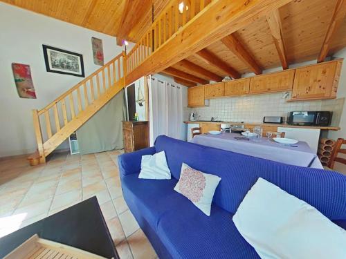 - un salon avec un canapé bleu et un escalier dans l'établissement Studio mezzanine charmant, 3 couchages, proche plage - FR-1-224B-245, à Barbâtre