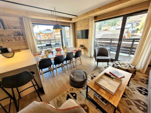 un grand salon avec une table et des chaises dans l'établissement Appartement spacieux au centre des Gets, 8 pers, 100m², accès direct pistes - FR-1-598-188, aux Gets