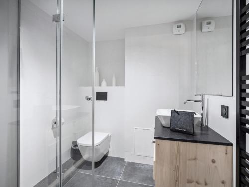 ein Badezimmer mit Toilette und Glasdusche in der Unterkunft Appartement neuf proche des pistes avec parking - FR-1-570-67 in Praranger