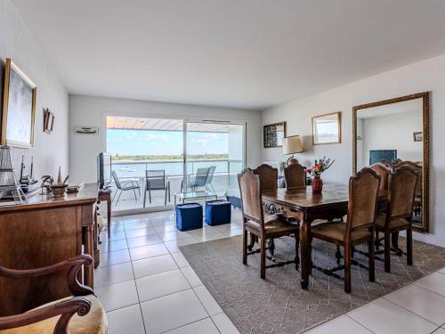 une cuisine et une salle à manger avec une table et des chaises dans l'établissement Arcachon : Appartement T3 au bord de la plage avec WiFi et double garage - FR-1-433-139, à Arcachon