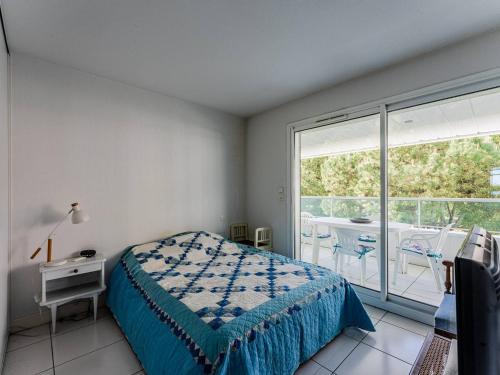 une chambre avec un lit, une fenêtre et une table dans l'établissement Arcachon : Appartement T3 au bord de la plage avec WiFi et double garage - FR-1-433-139, à Arcachon