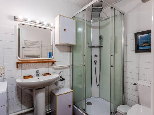 une salle de bain avec une douche en verre et un lavabo dans l'établissement Arcachon : Dépendance Charmante à 400 m de la Plage - FR-1-433-140, à Arcachon