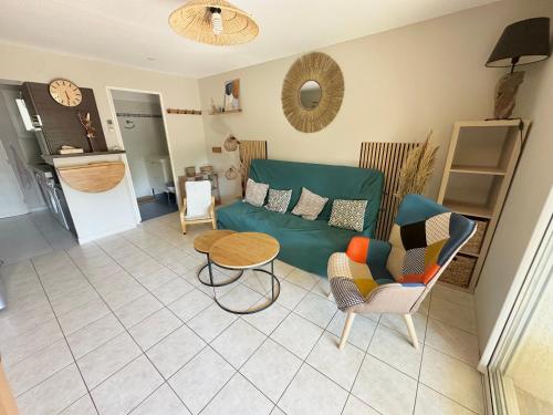 Photo de la galerie de l'établissement Pavillon 5 pers avec terrasse, piscine et parking privé - FR-1-781-94, à Valras-Plage