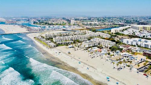 z góry widok na plażę z budynkami i ocean w obiekcie Walk to the Beach Pool & Hot Tubs & Gym - A-116 w mieście Oceanside