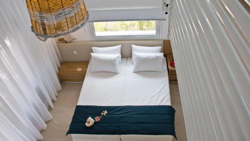 オリンピアダにあるAristotelia Giの窓付きの小さな部屋のベッド1台分です。