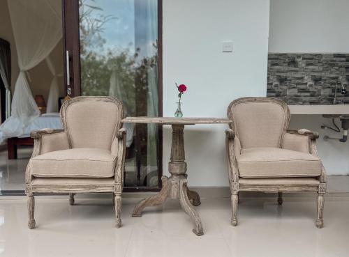 two chairs and a table and a table and chairs at Gayatri in Ubud