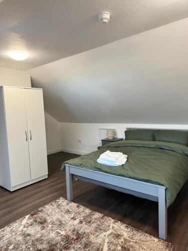 een slaapkamer met een bed en een witte kast bij EM HOME - Room 4 in Nottingham