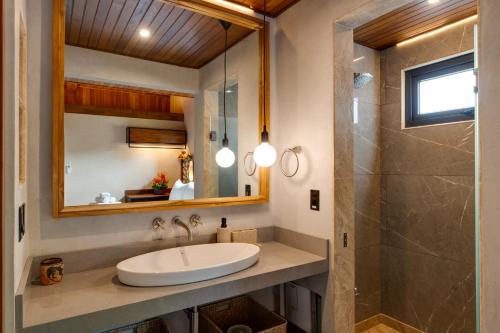 a bathroom with a sink and a shower at Suwa Villa Arenal in Fortuna