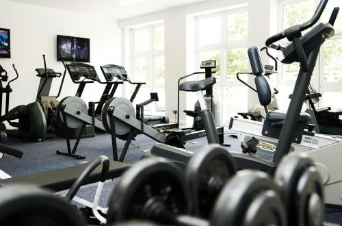 The fitness center and/or fitness facilities at Mercure Leeds Parkway Hotel 