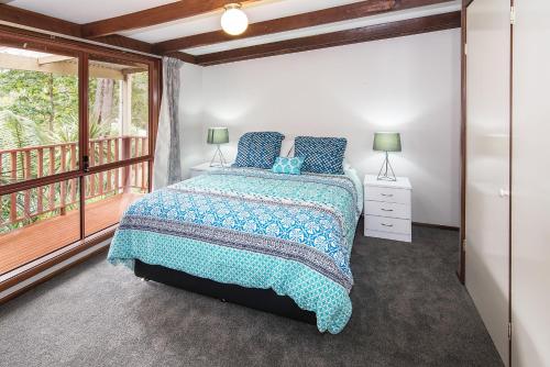 
A bed or beds in a room at Karri Birdsong Retreat
