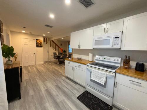Η κουζίνα ή μικρή κουζίνα στο Guest houses West Palm Beach 2BR or 1BR